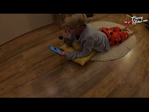 ❤️ Galna blondinen suger en enorm kuk och studsar på den - Analsex Porno vk at us ❌️❤