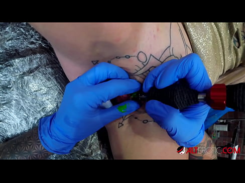 ❤️ Extremt tatuerade snyggingen Sully Savage fick en tatuering på sin klitoris Porno vk at us ❌️❤