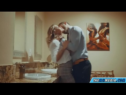 ❤️ När en bystig blondin förför dig på en offentlig toalett Porno vk at us ❌️❤
